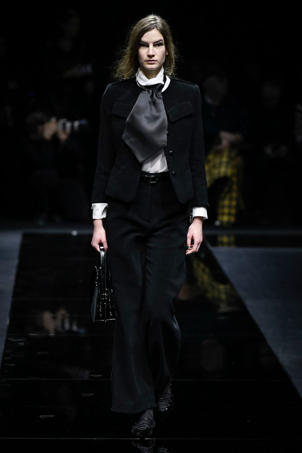Fashion Week Milan Fall/Winter 2020 look 16 from the Emporio Armani collection 女装