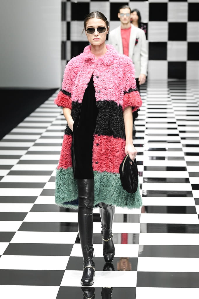Fashion Week Milan Fall/Winter 2022 look 1 de la collection Emporio Armani womenswear