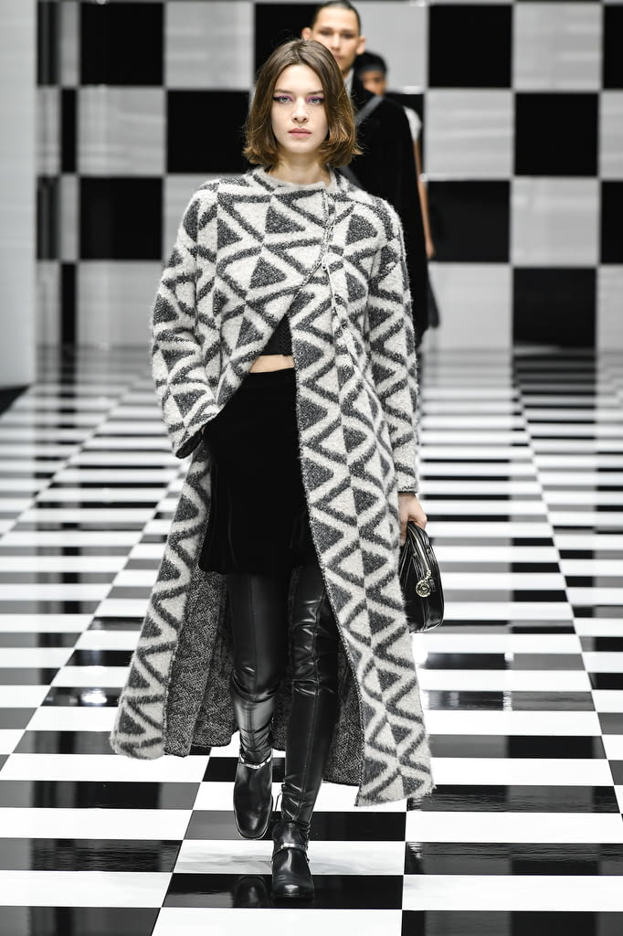 Fashion Week Milan Fall/Winter 2022 look 20 from the Emporio Armani collection womenswear
