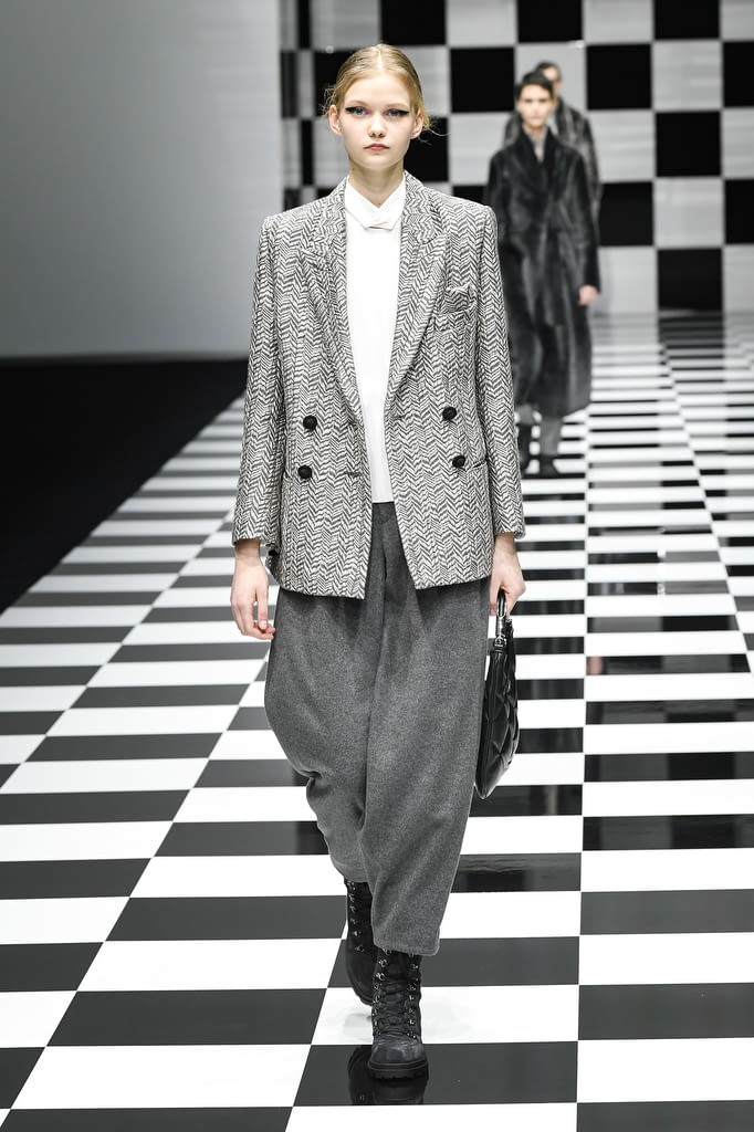 Fashion Week Milan Fall/Winter 2022 look 24 from the Emporio Armani collection 女装