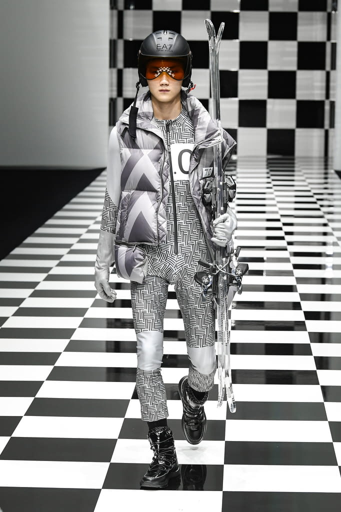Fashion Week Milan Fall/Winter 2022 look 81 from the Emporio Armani collection 女装