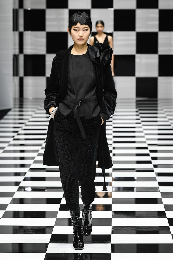 Fashion Week Milan Fall/Winter 2022 look 102 from the Emporio Armani collection 女装