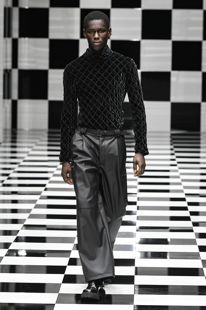 Fashion Week Milan Fall/Winter 2022 look 122 from the Emporio Armani collection 女装
