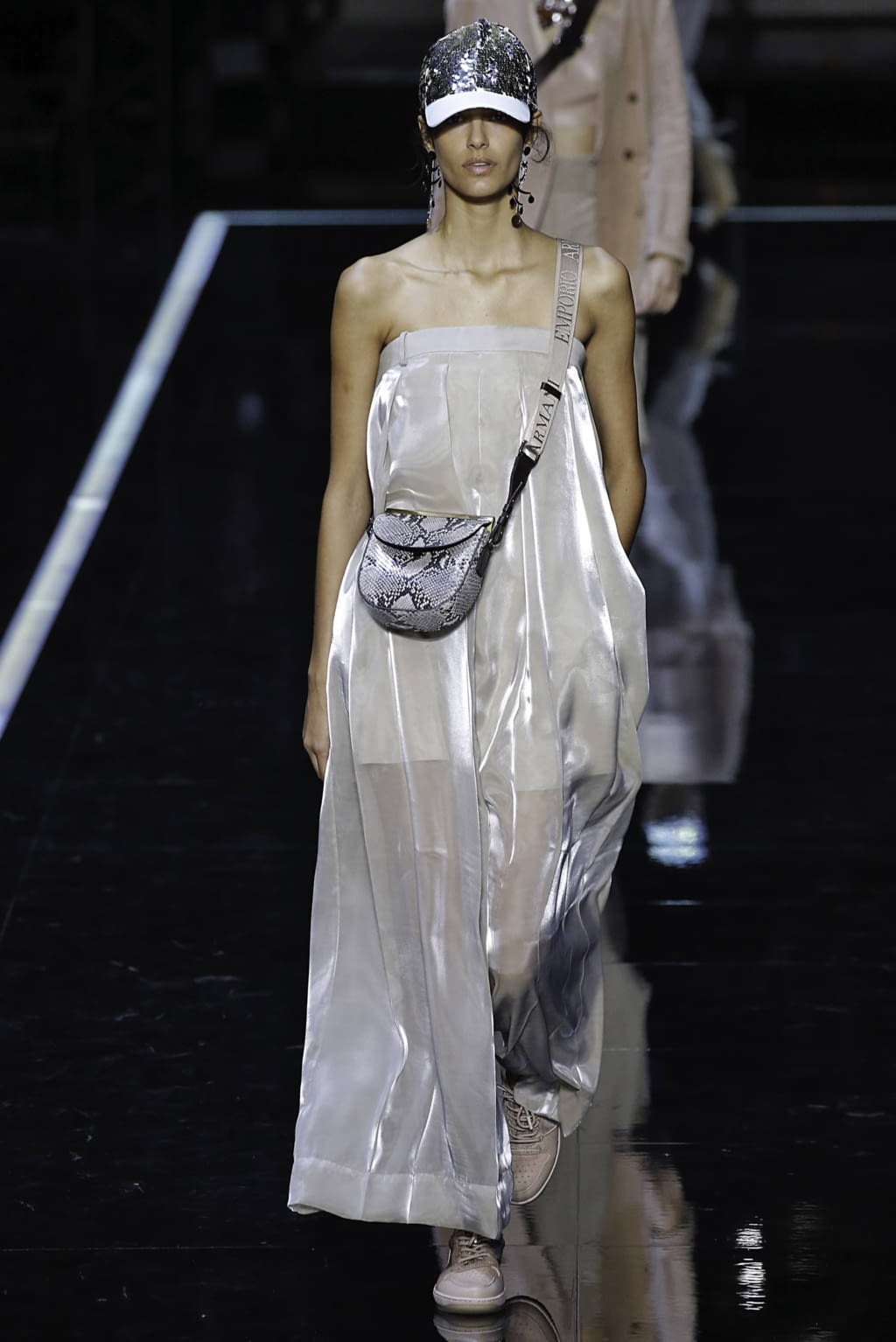 Fashion Week Milan Spring/Summer 2019 look 33 from the Emporio Armani collection 女装