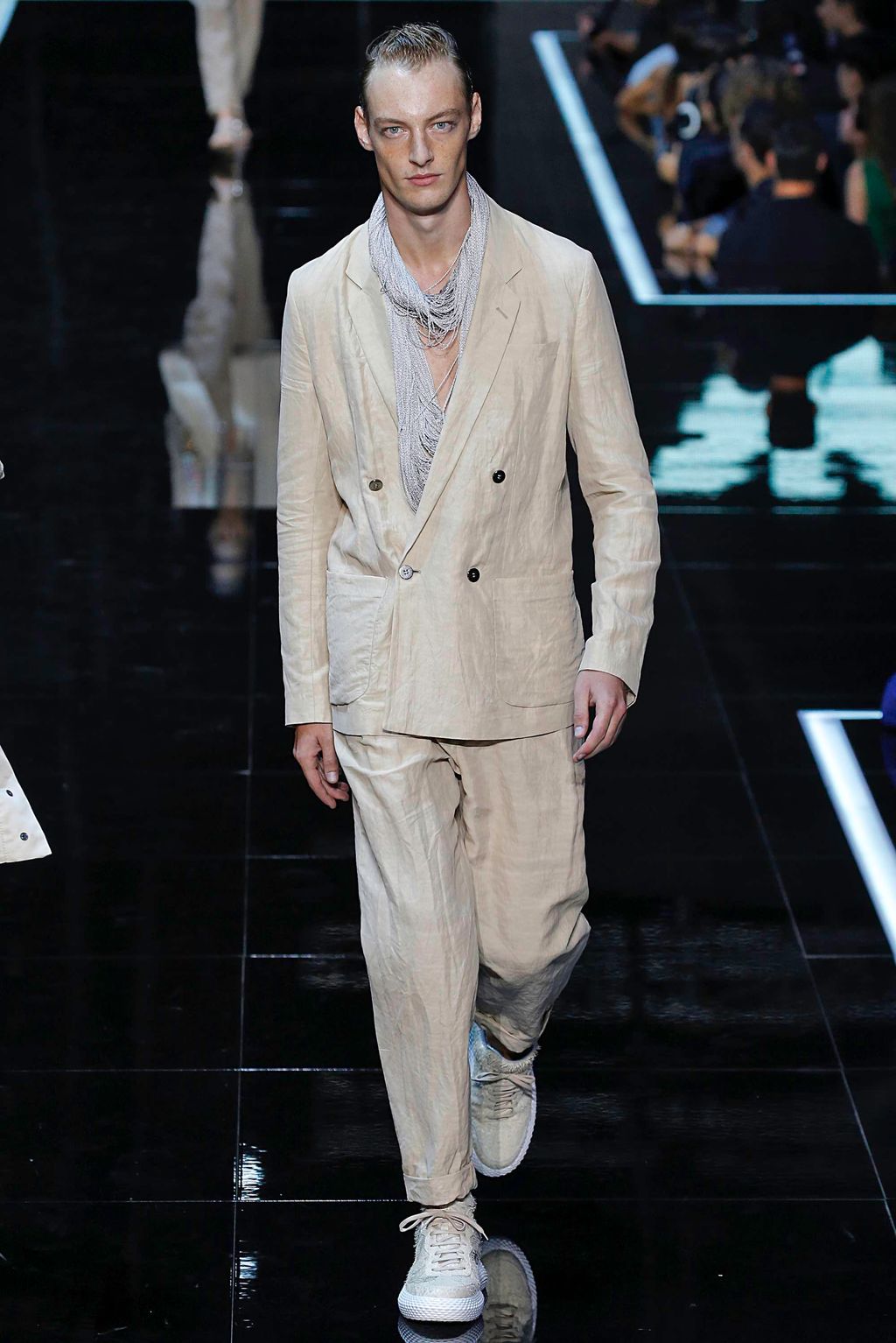 Fashion Week Milan Spring/Summer 2019 look 56 from the Emporio Armani collection 女装