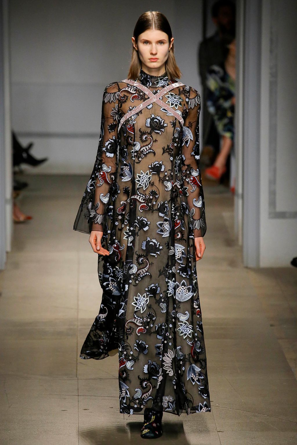 Fashion Week London Fall/Winter 2017 look 35 from the Erdem collection 女装