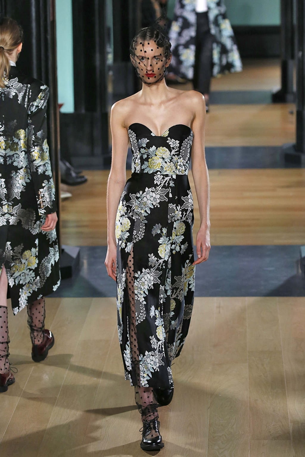 Fashion Week London Fall/Winter 2018 look 2 from the Erdem collection 女装