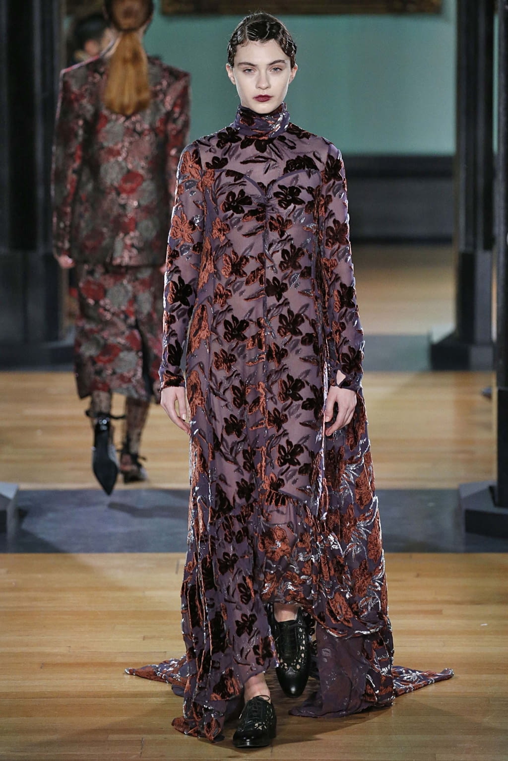 Fashion Week London Fall/Winter 2018 look 28 from the Erdem collection 女装