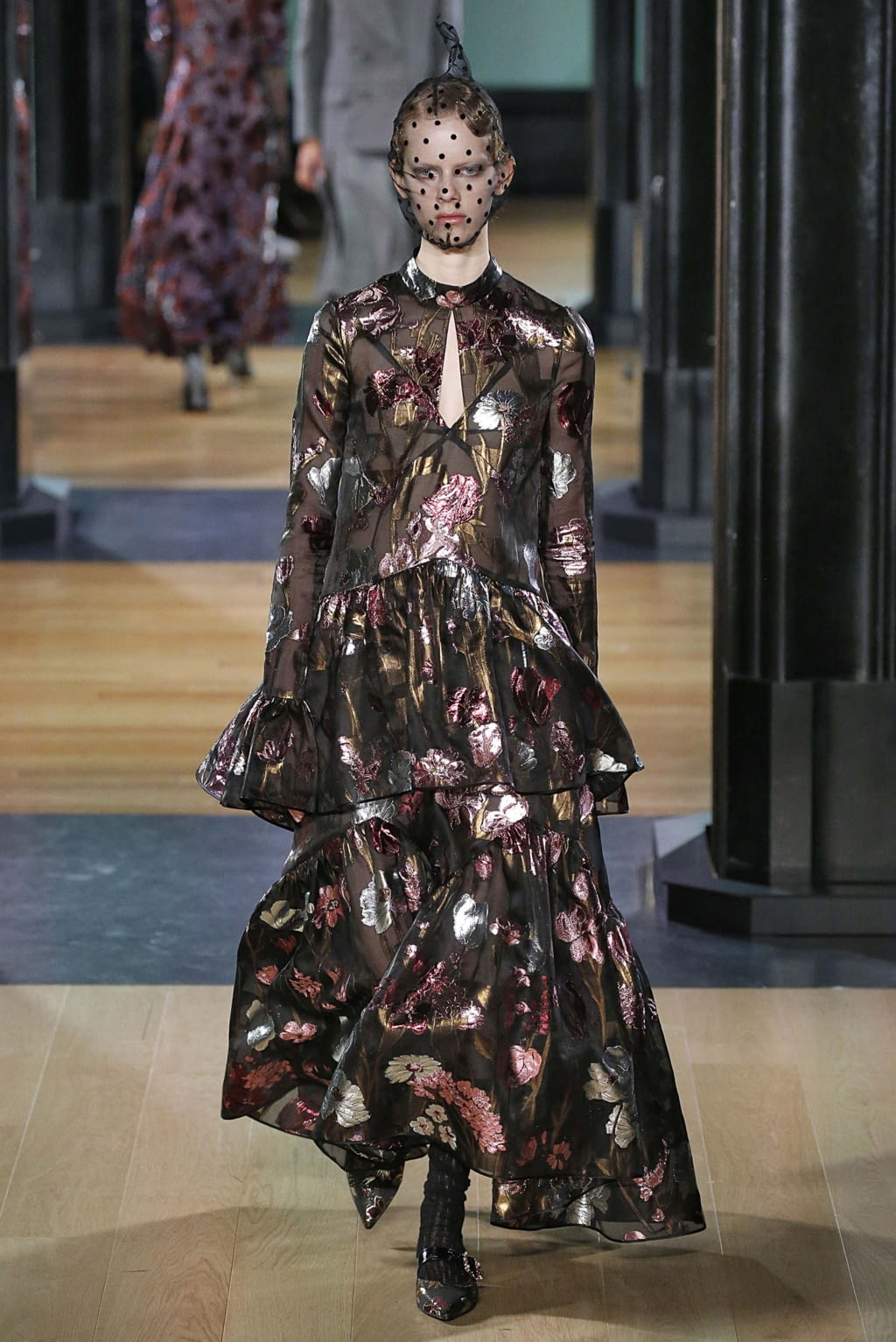 Fashion Week London Fall/Winter 2018 look 31 from the Erdem collection 女装