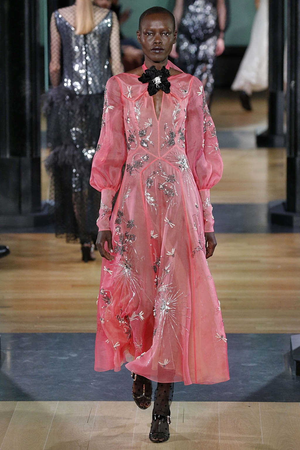 Fashion Week London Fall/Winter 2018 look 45 from the Erdem collection 女装