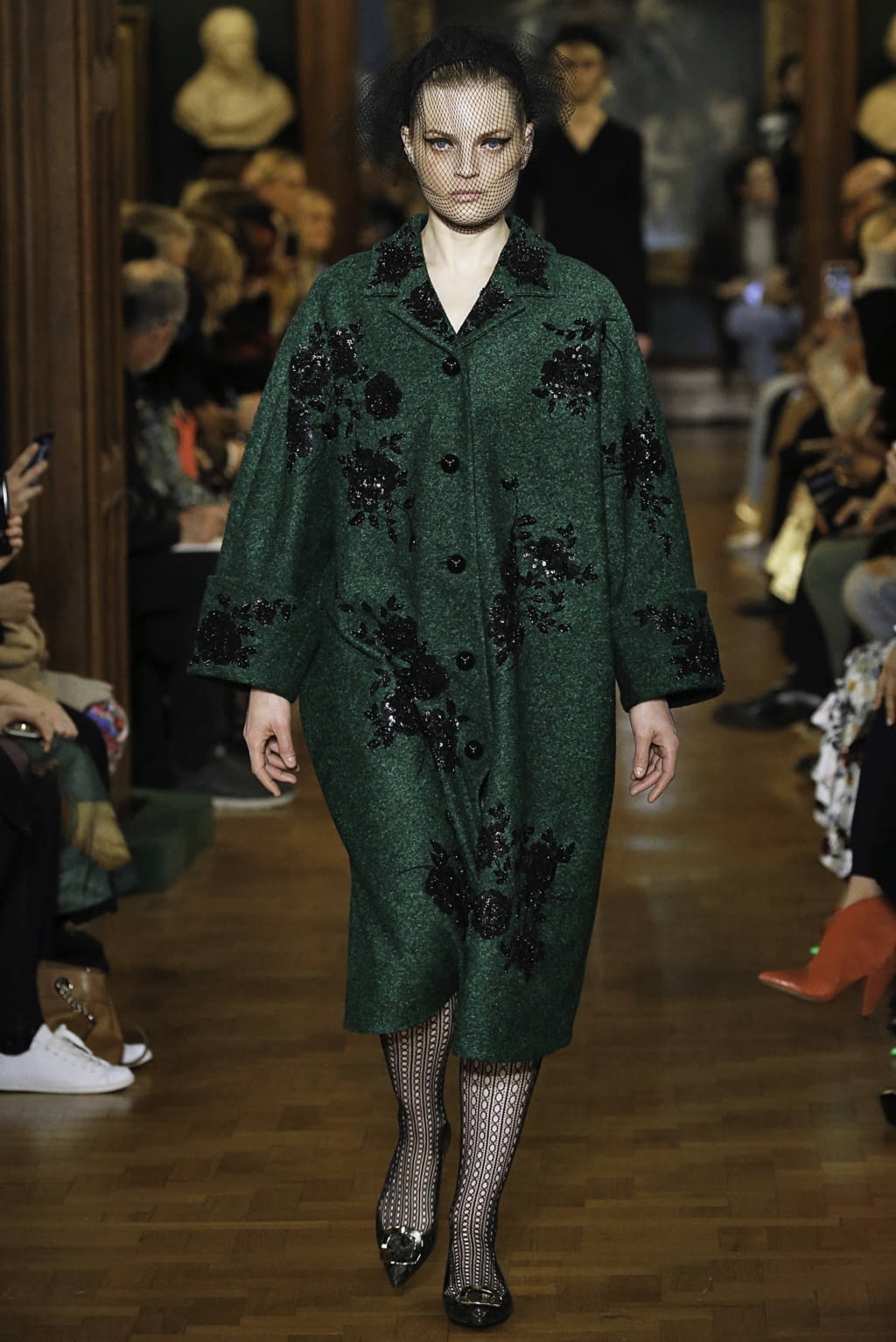 Fashion Week London Fall/Winter 2019 look 1 from the Erdem collection 女装
