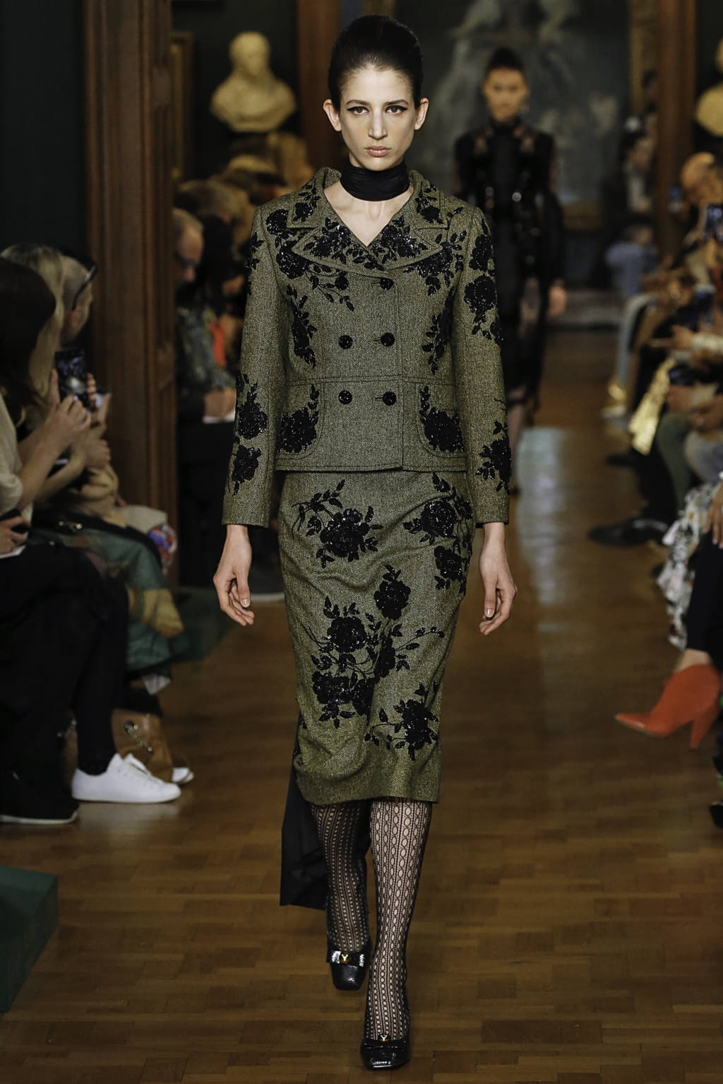 Fashion Week London Fall/Winter 2019 look 3 from the Erdem collection 女装