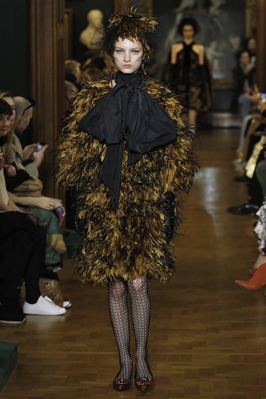 Fashion Week London Fall/Winter 2019 look 10 from the Erdem collection 女装