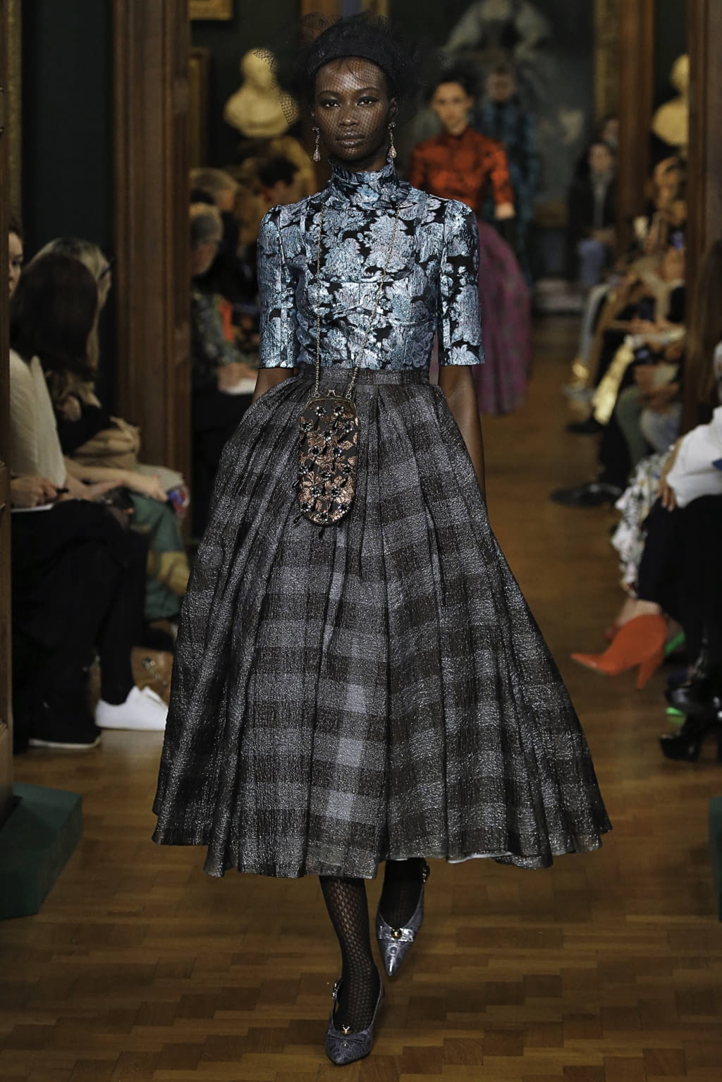 Fashion Week London Fall/Winter 2019 look 13 from the Erdem collection 女装