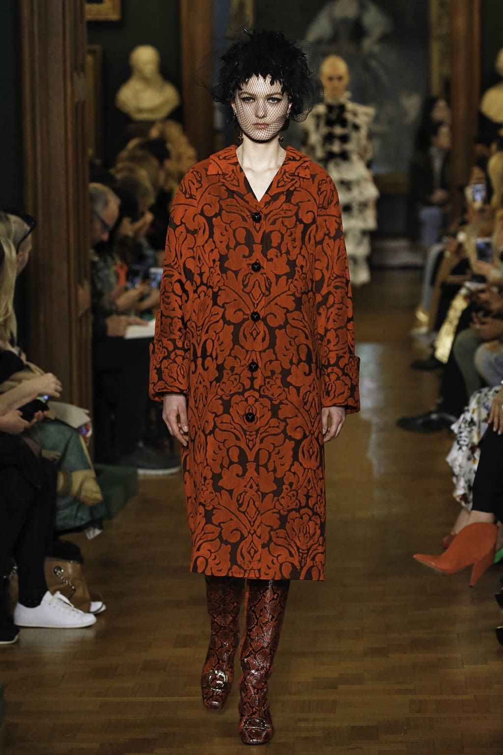 Fashion Week London Fall/Winter 2019 look 16 from the Erdem collection 女装