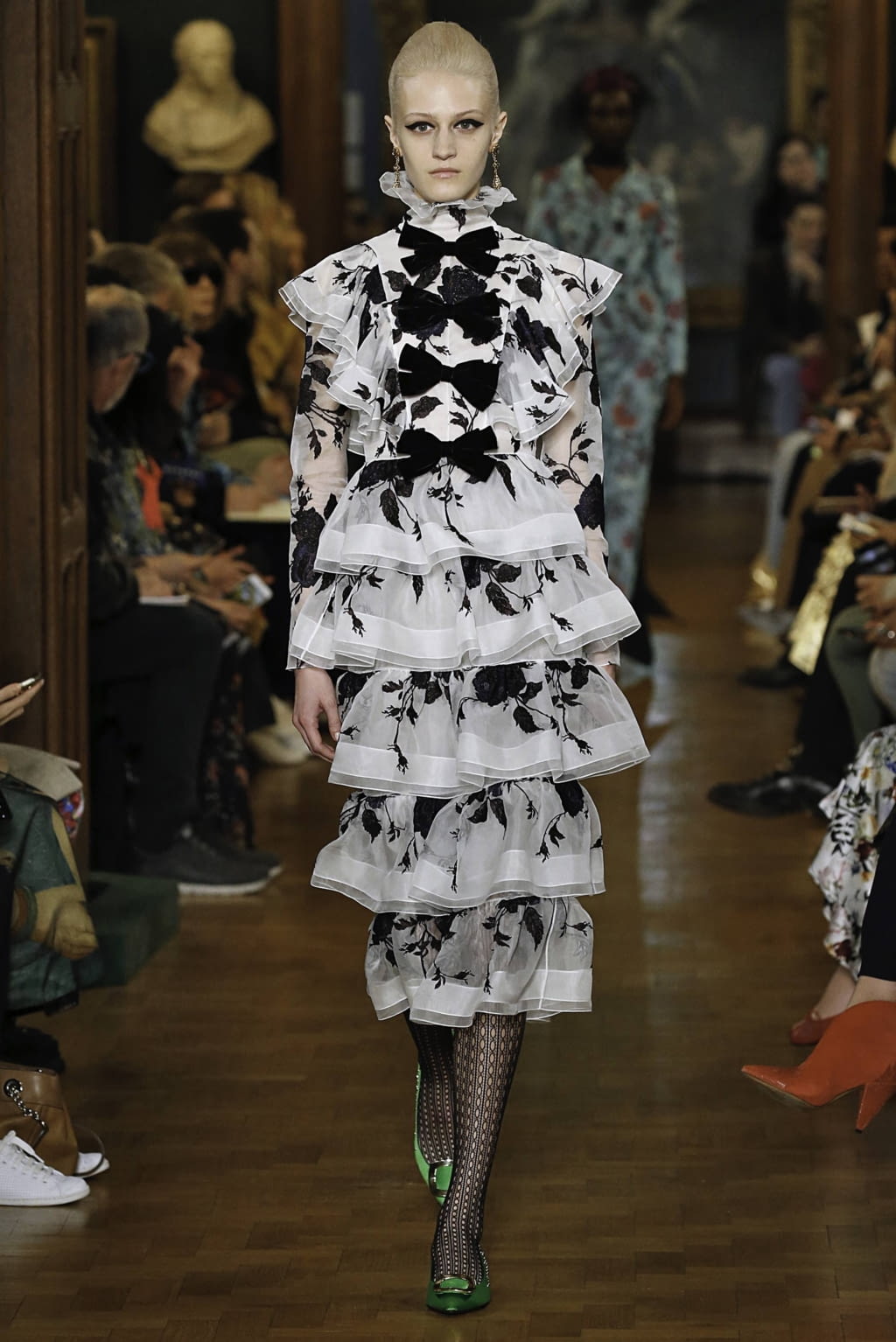 Fashion Week London Fall/Winter 2019 look 17 from the Erdem collection 女装