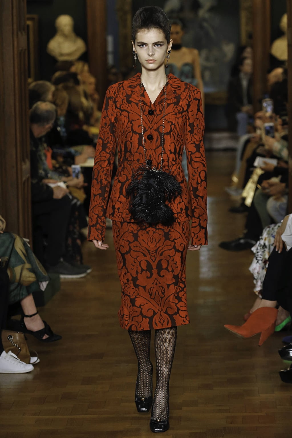 Fashion Week London Fall/Winter 2019 look 21 from the Erdem collection 女装