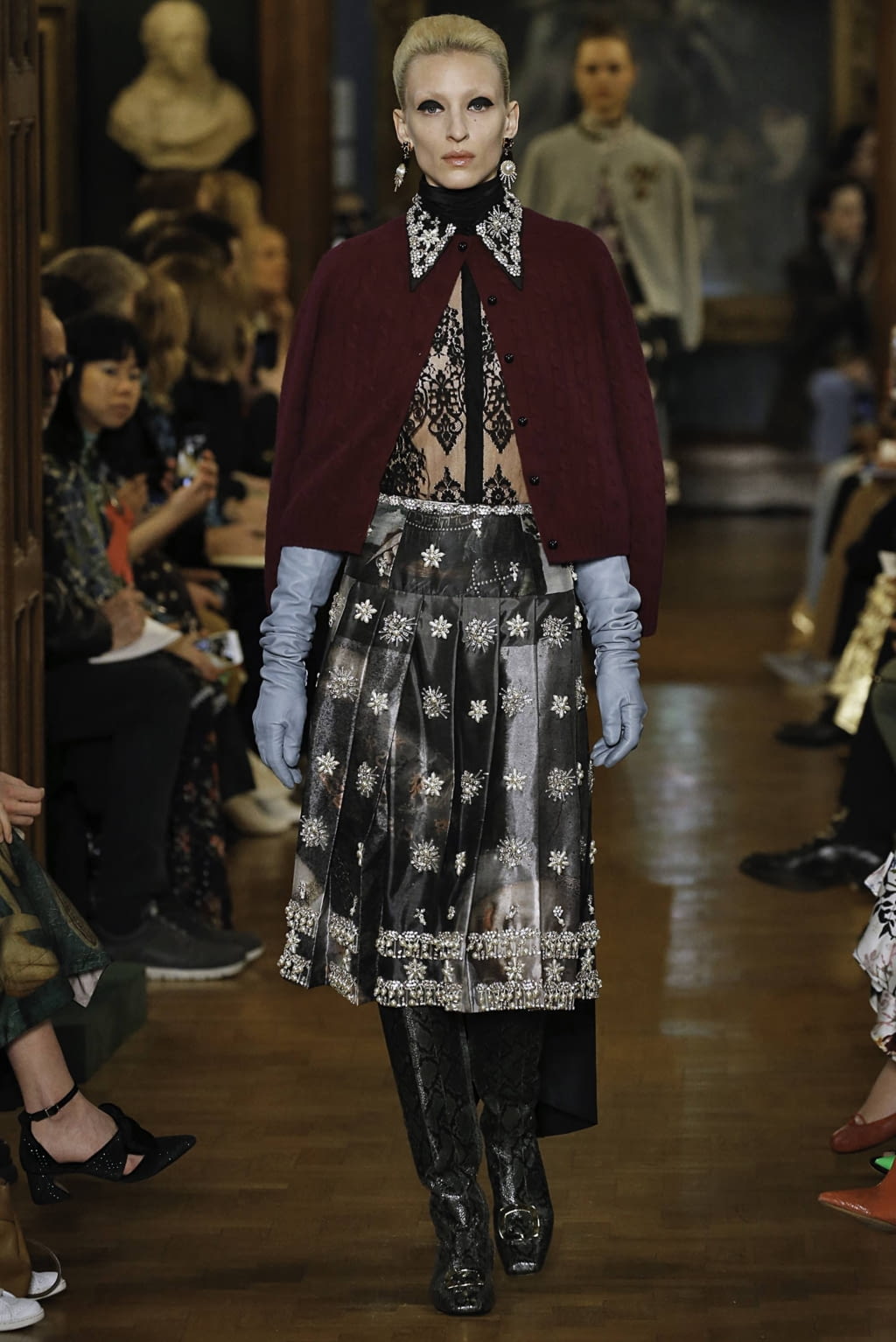 Fashion Week London Fall/Winter 2019 look 23 from the Erdem collection 女装