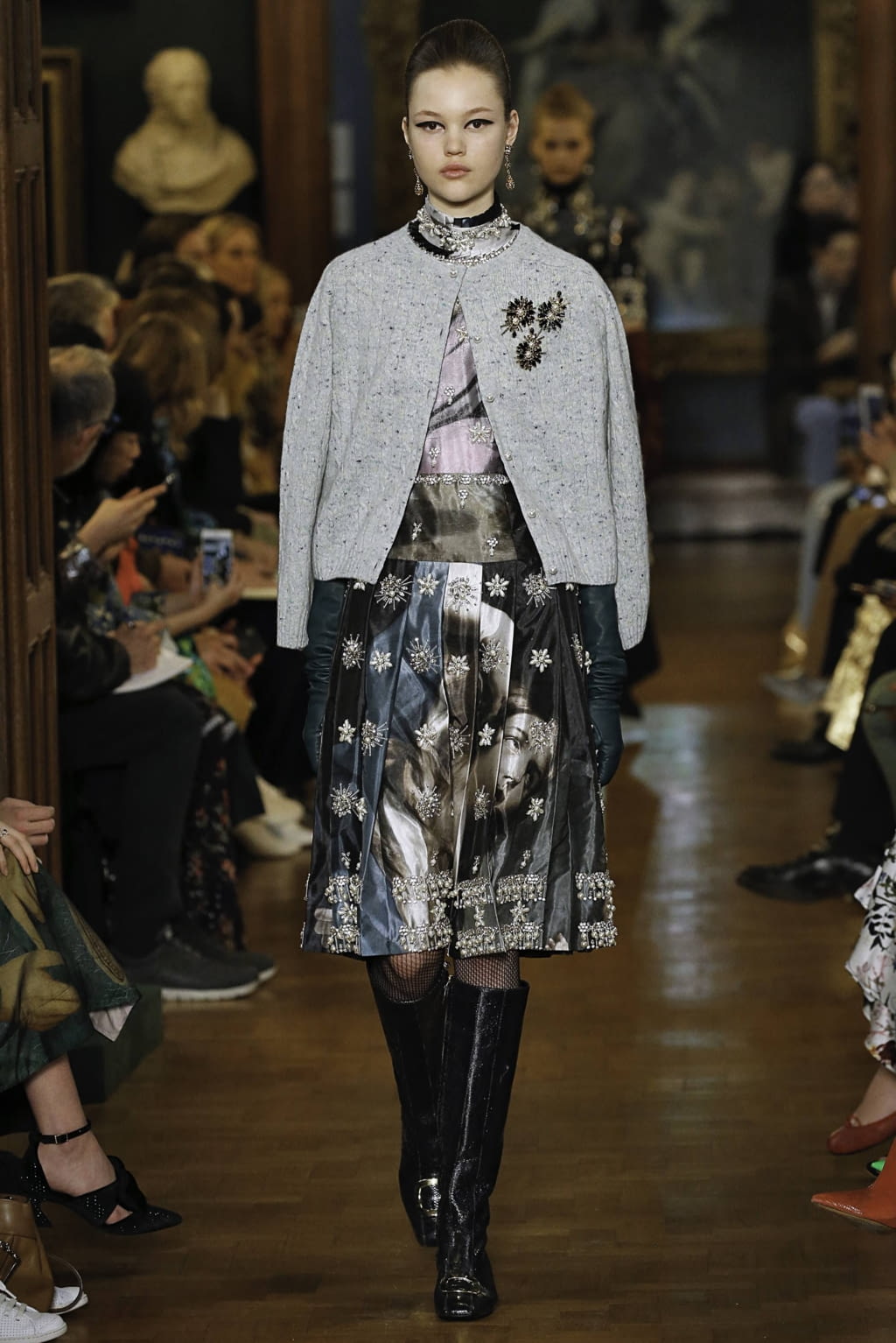 Fashion Week London Fall/Winter 2019 look 24 from the Erdem collection 女装