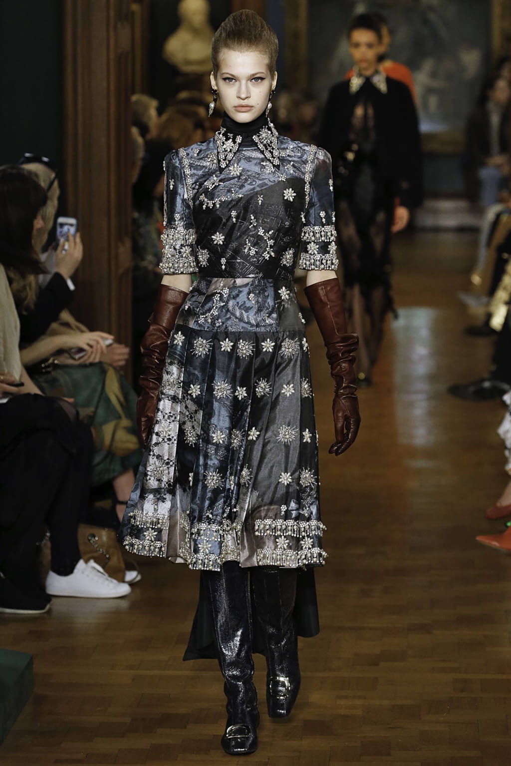 Fashion Week London Fall/Winter 2019 look 25 from the Erdem collection 女装
