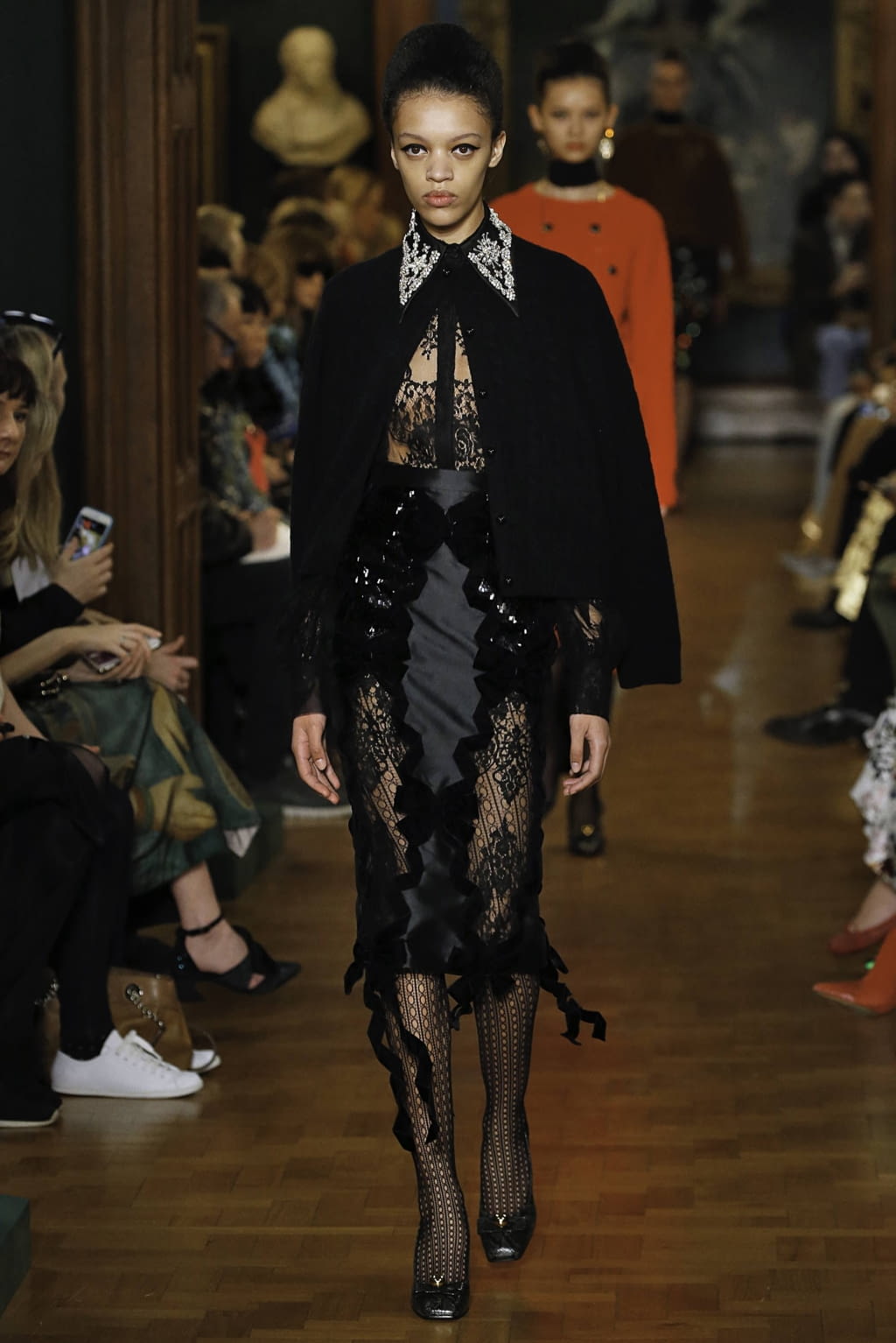Fashion Week London Fall/Winter 2019 look 26 from the Erdem collection 女装