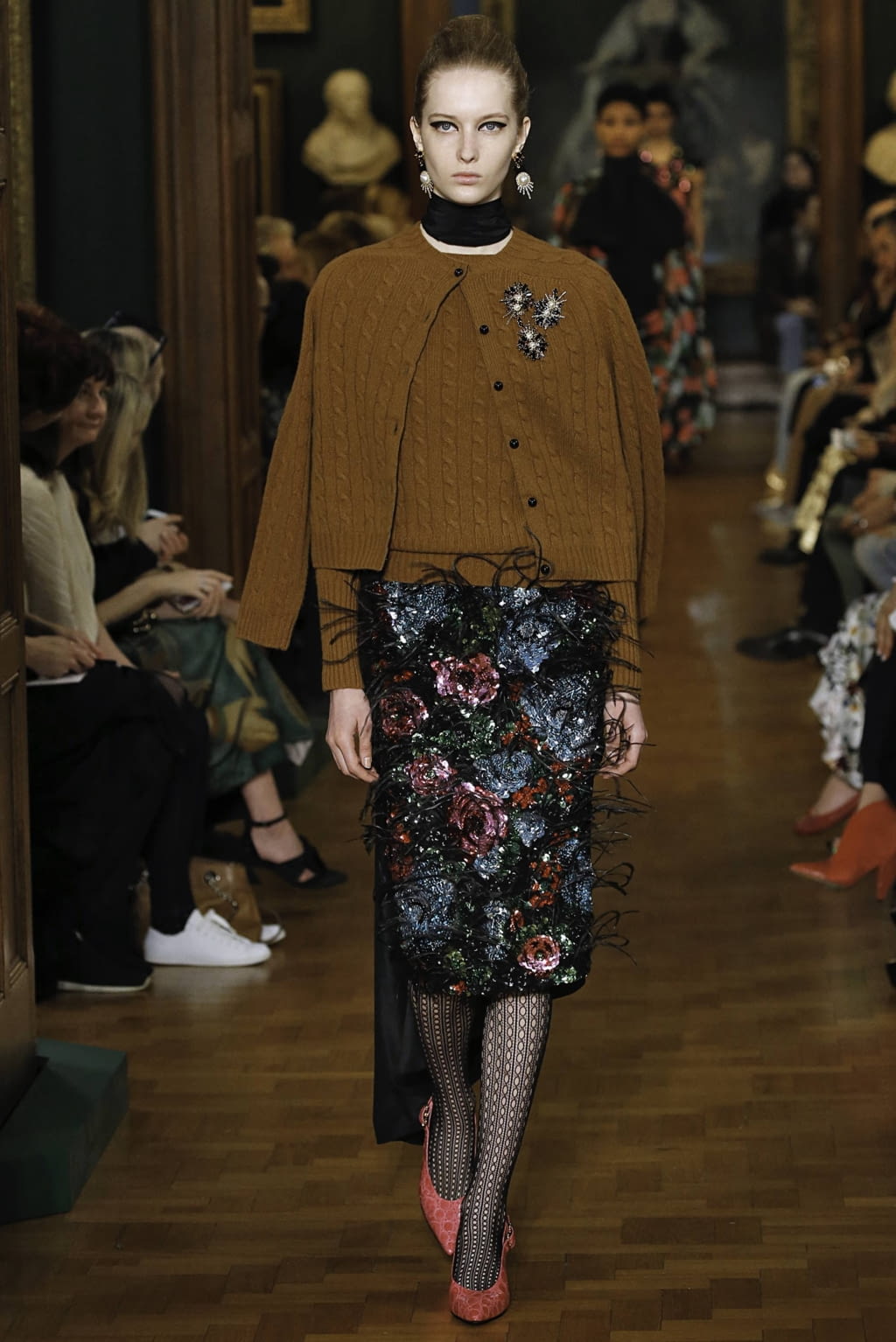 Fashion Week London Fall/Winter 2019 look 28 from the Erdem collection 女装