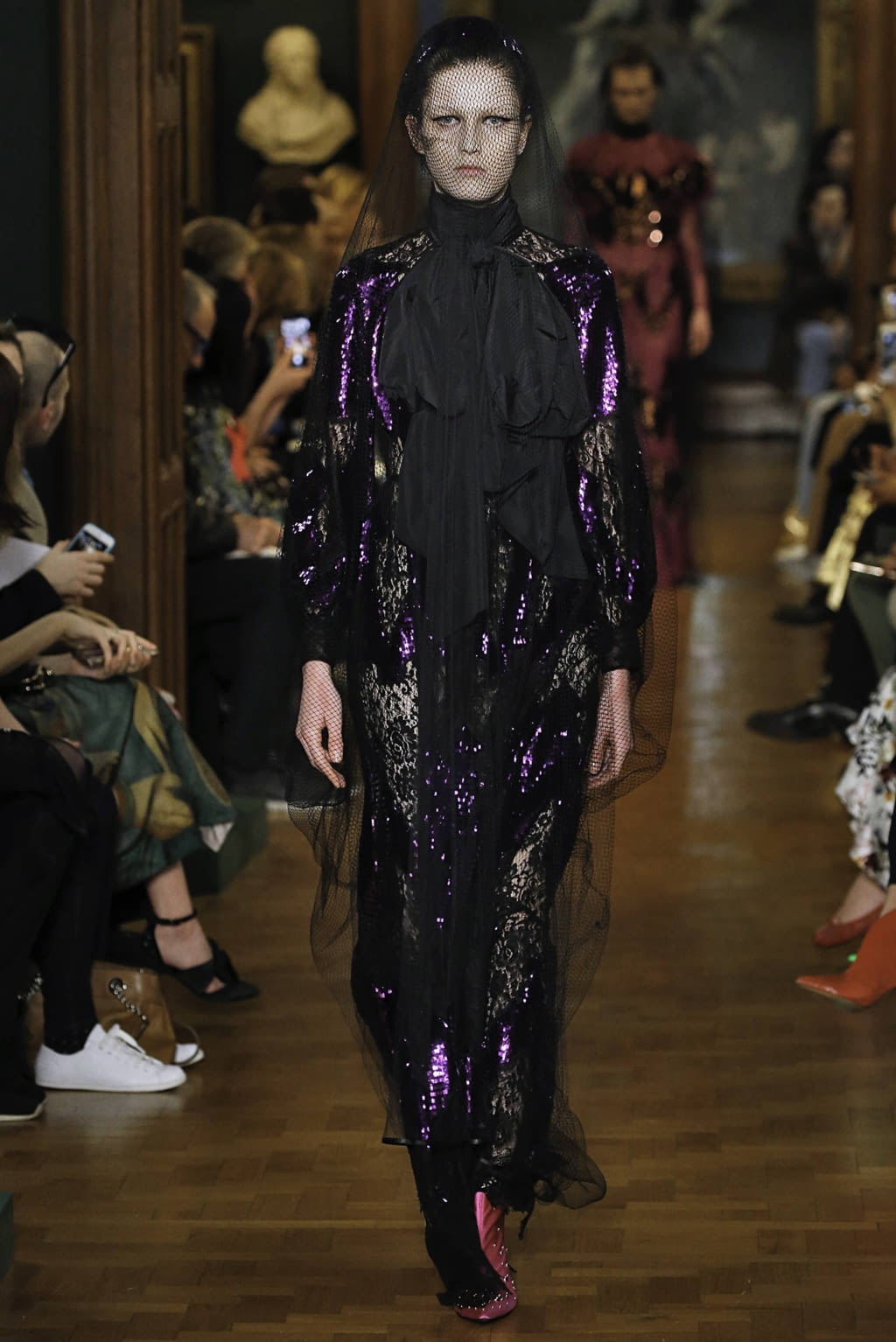 Fashion Week London Fall/Winter 2019 look 32 from the Erdem collection 女装
