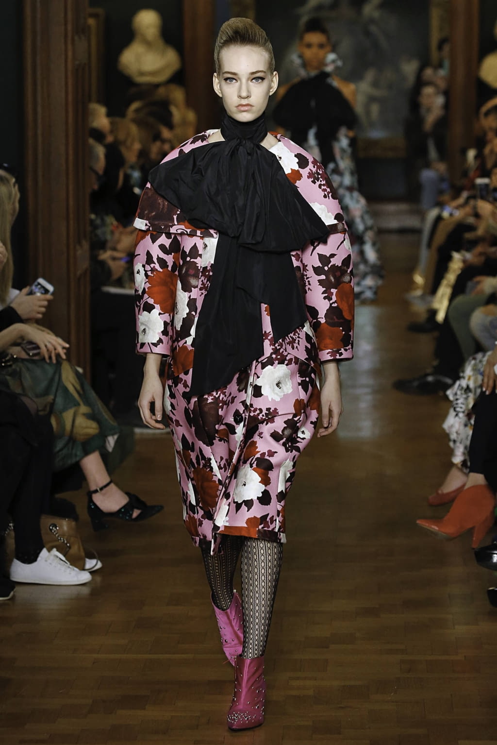 Fashion Week London Fall/Winter 2019 look 35 from the Erdem collection 女装