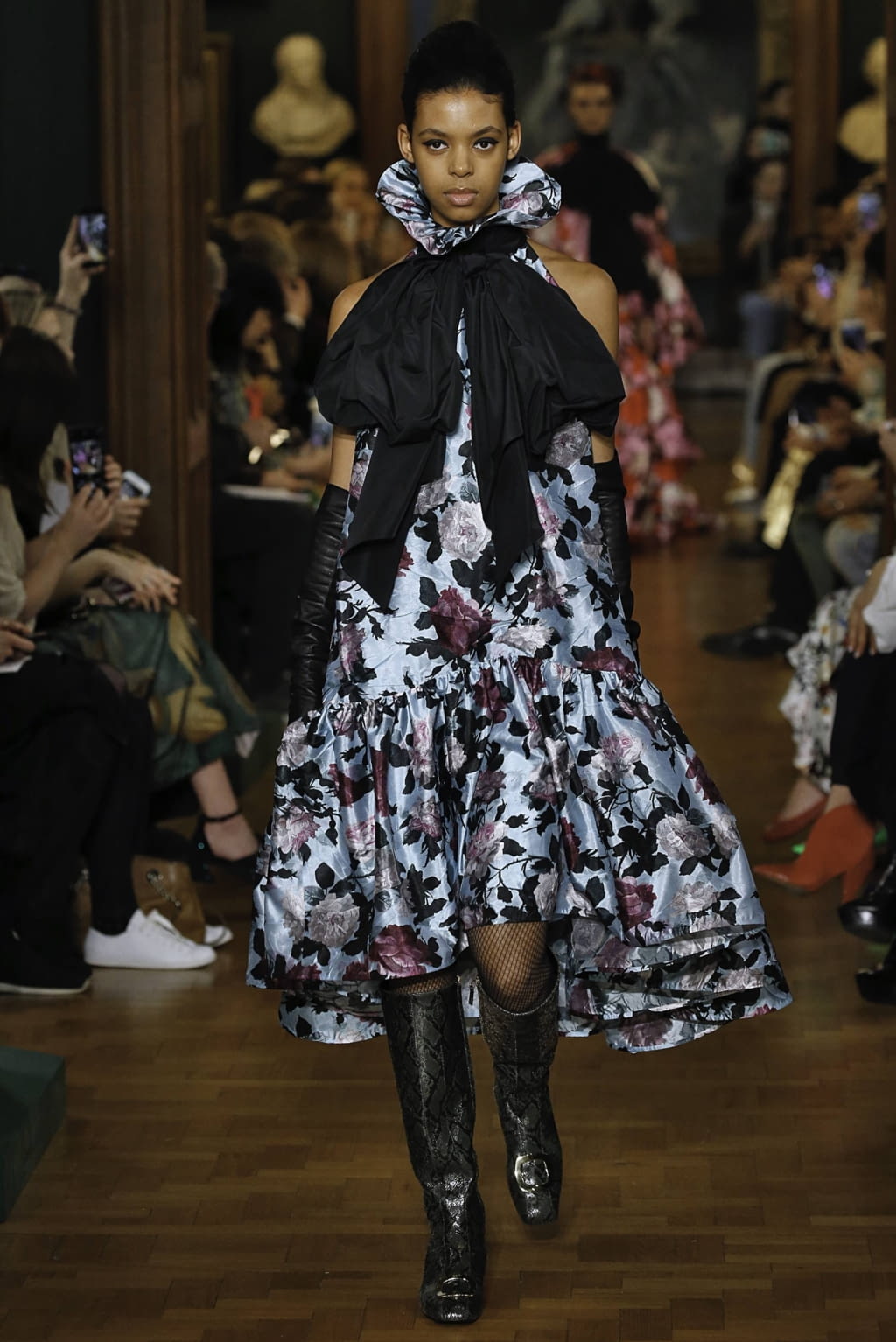 Fashion Week London Fall/Winter 2019 look 36 from the Erdem collection 女装