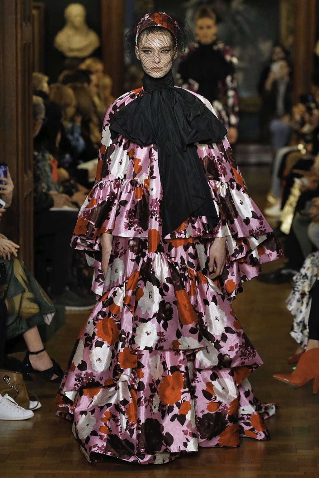 Fashion Week London Fall/Winter 2019 look 37 from the Erdem collection 女装