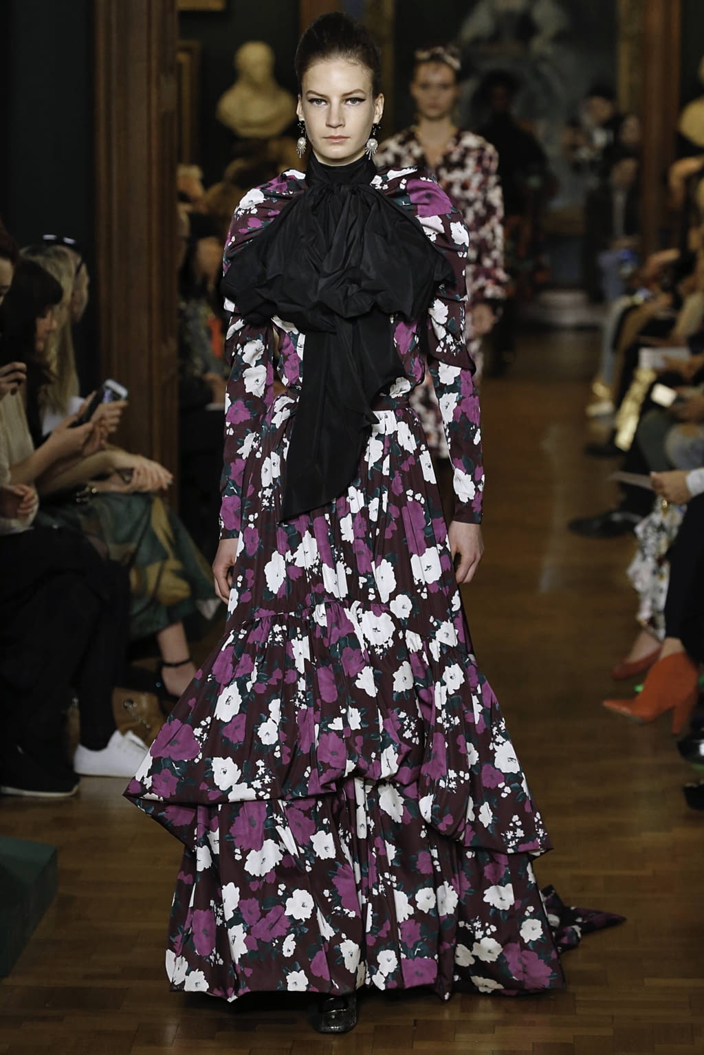 Fashion Week London Fall/Winter 2019 look 38 from the Erdem collection 女装