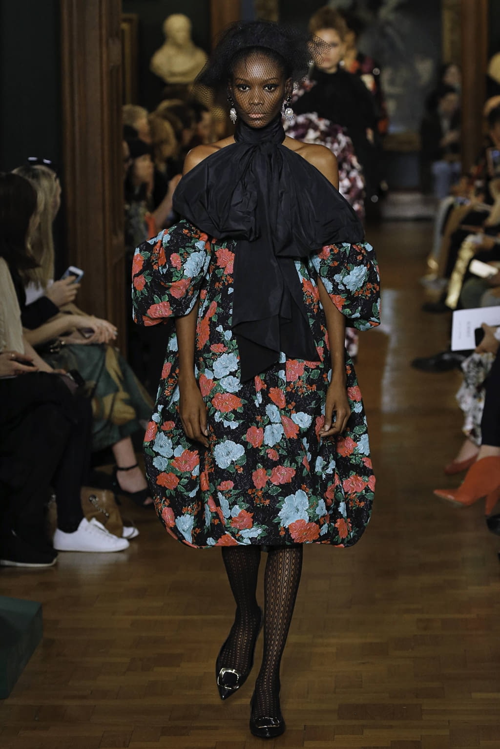 Fashion Week London Fall/Winter 2019 look 40 from the Erdem collection 女装