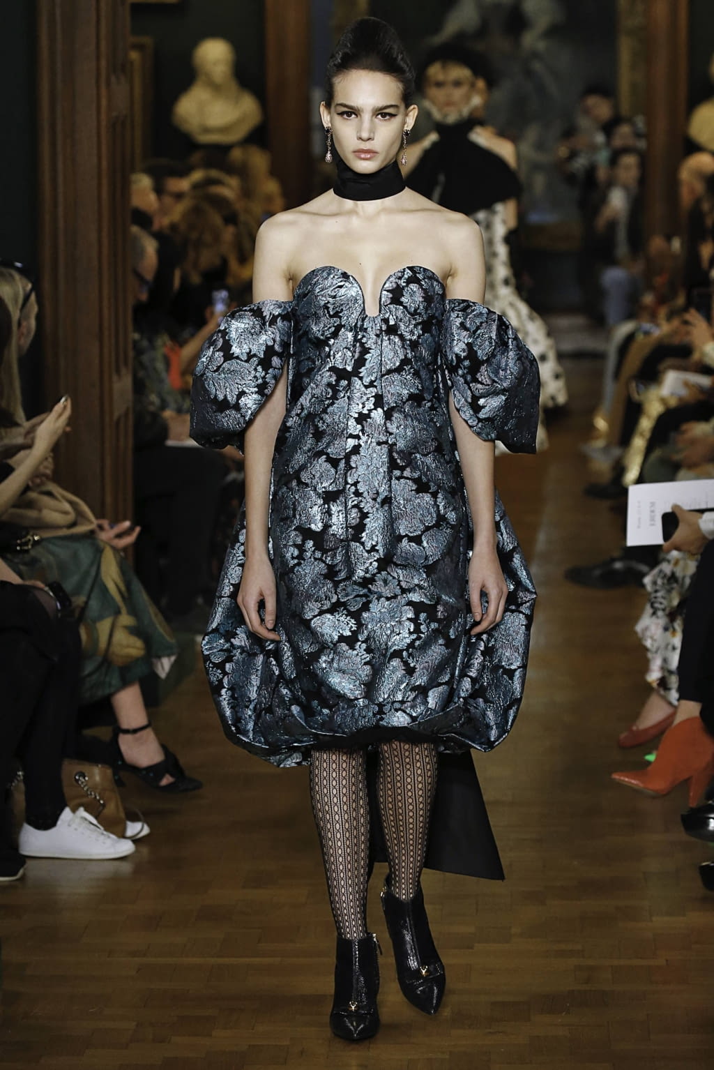 Fashion Week London Fall/Winter 2019 look 44 from the Erdem collection 女装