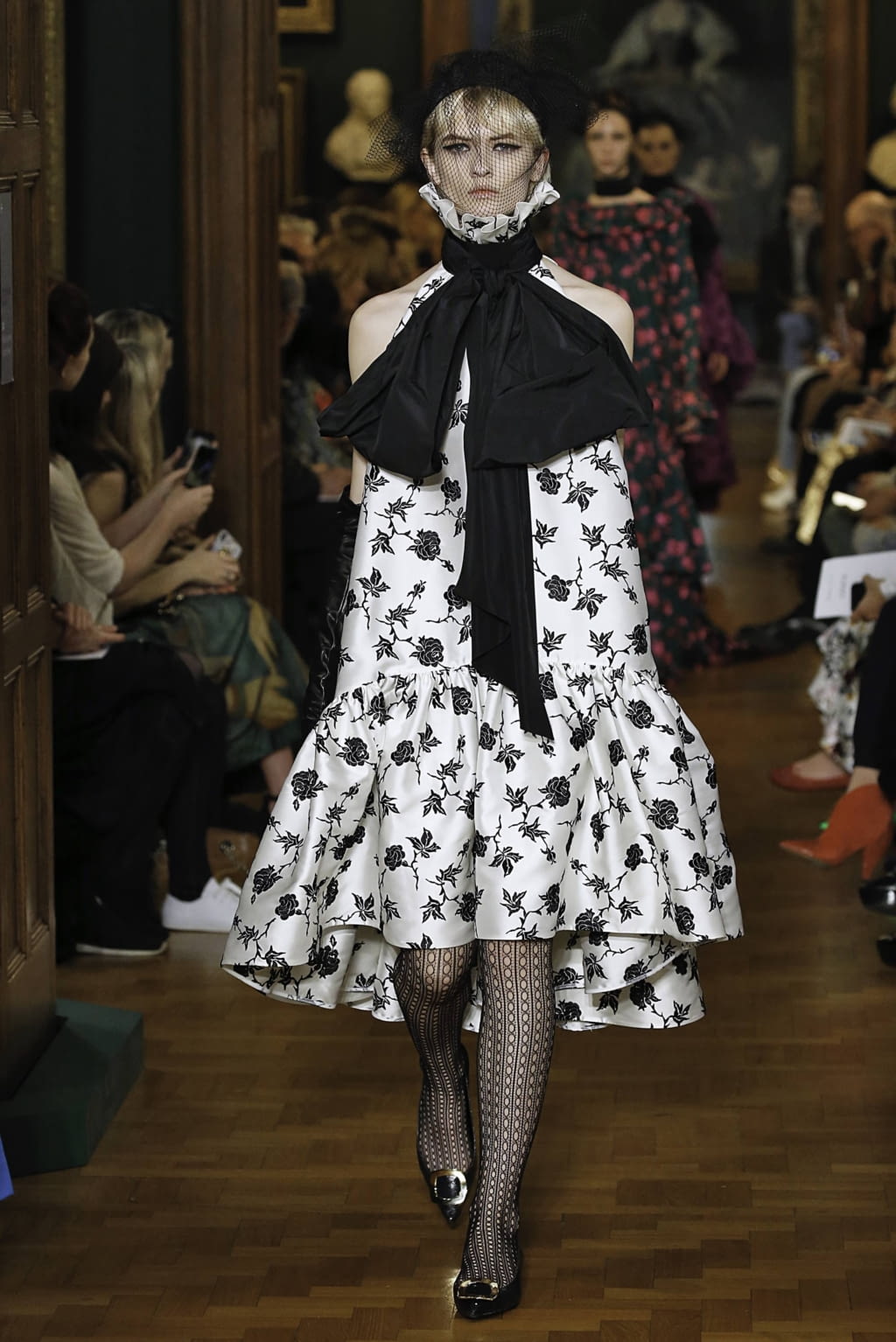 Fashion Week London Fall/Winter 2019 look 45 from the Erdem collection 女装