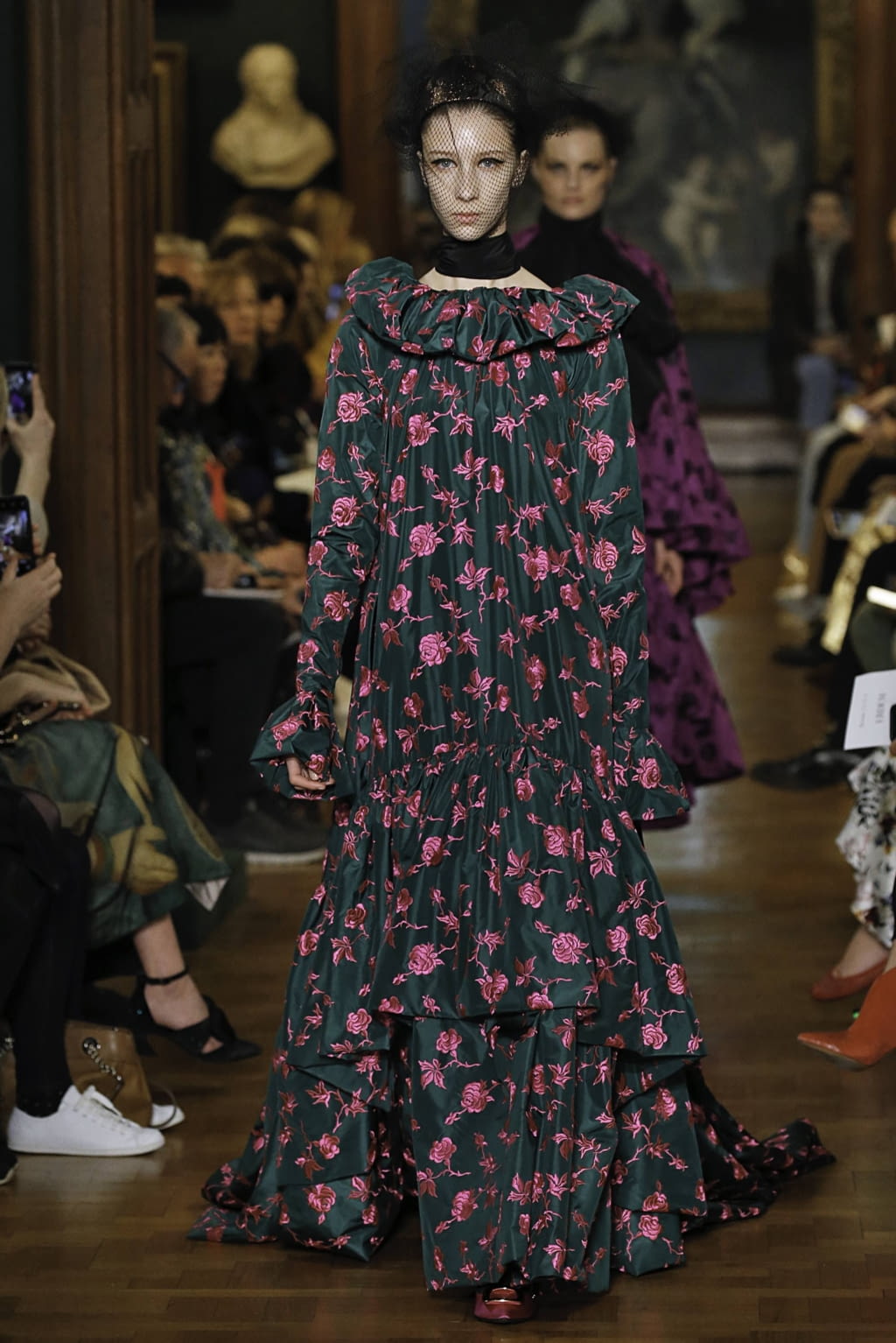 Fashion Week London Fall/Winter 2019 look 46 from the Erdem collection 女装