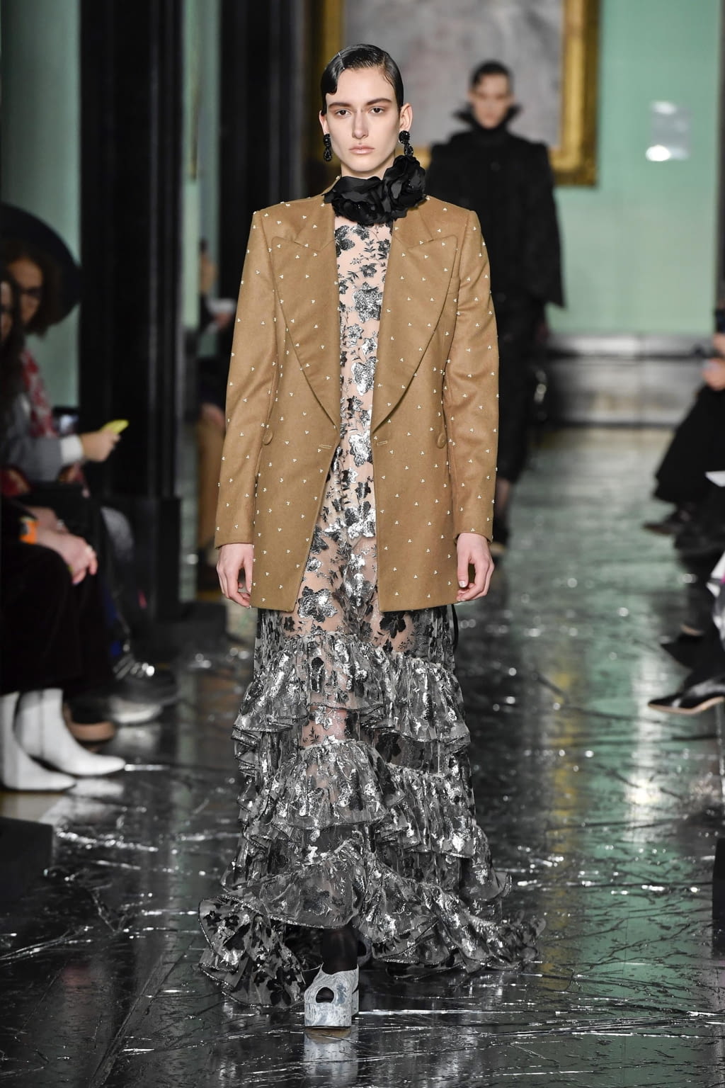 Fashion Week London Fall/Winter 2020 look 2 from the Erdem collection 女装
