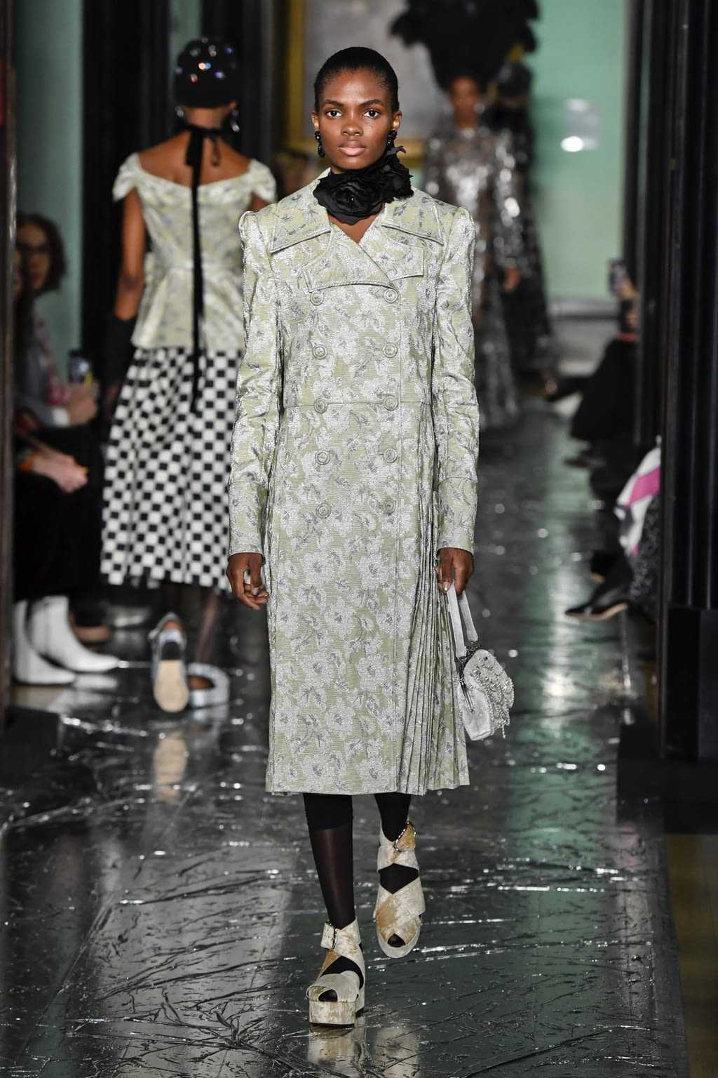 Fashion Week London Fall/Winter 2020 look 10 from the Erdem collection 女装