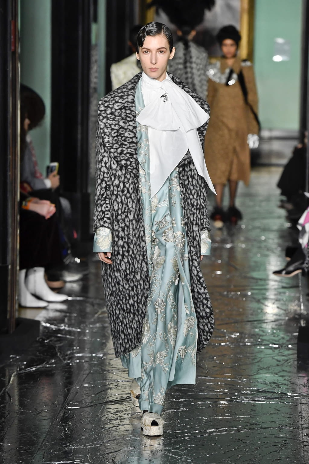 Fashion Week London Fall/Winter 2020 look 12 from the Erdem collection 女装