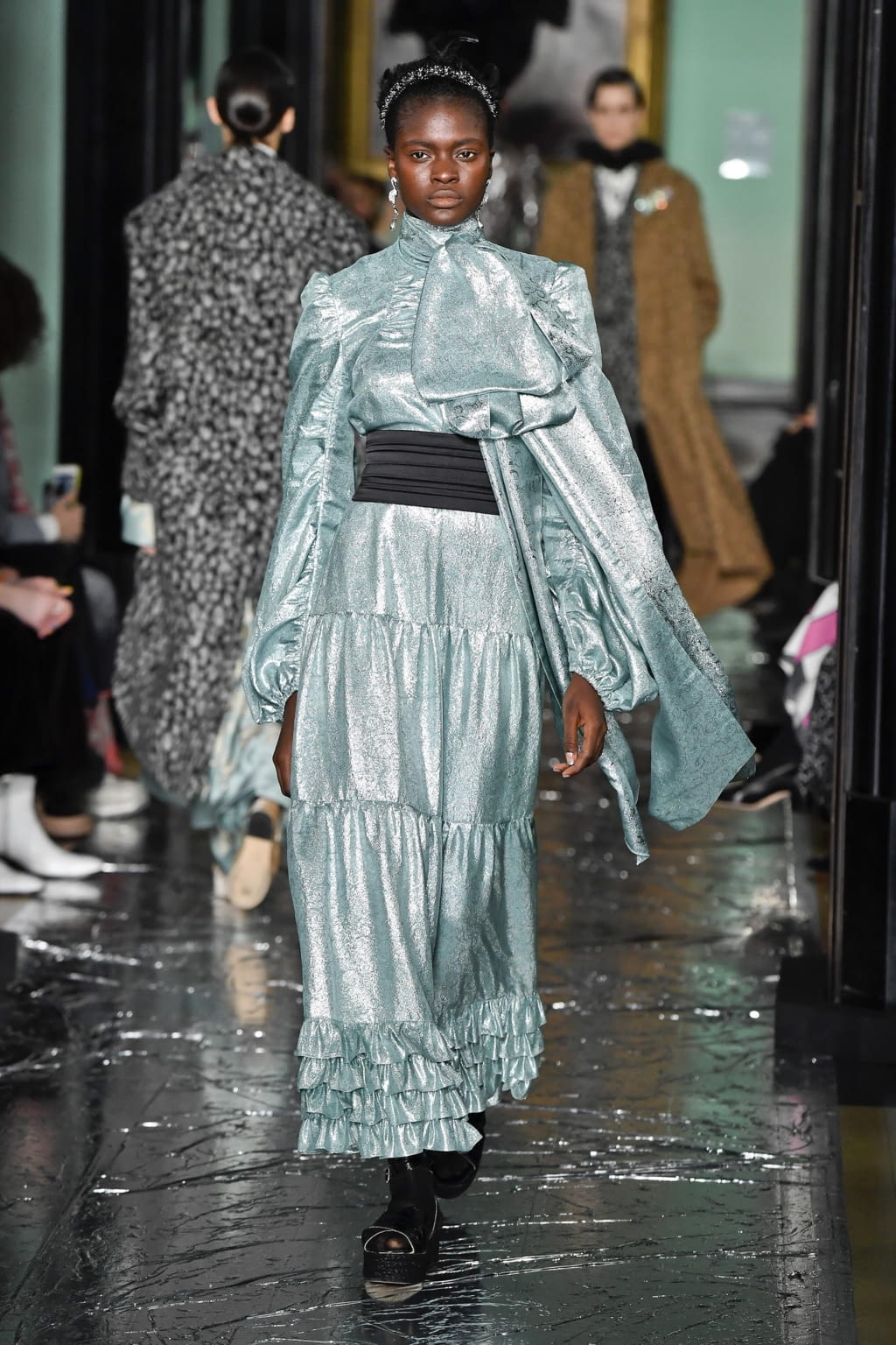 Fashion Week London Fall/Winter 2020 look 14 from the Erdem collection 女装