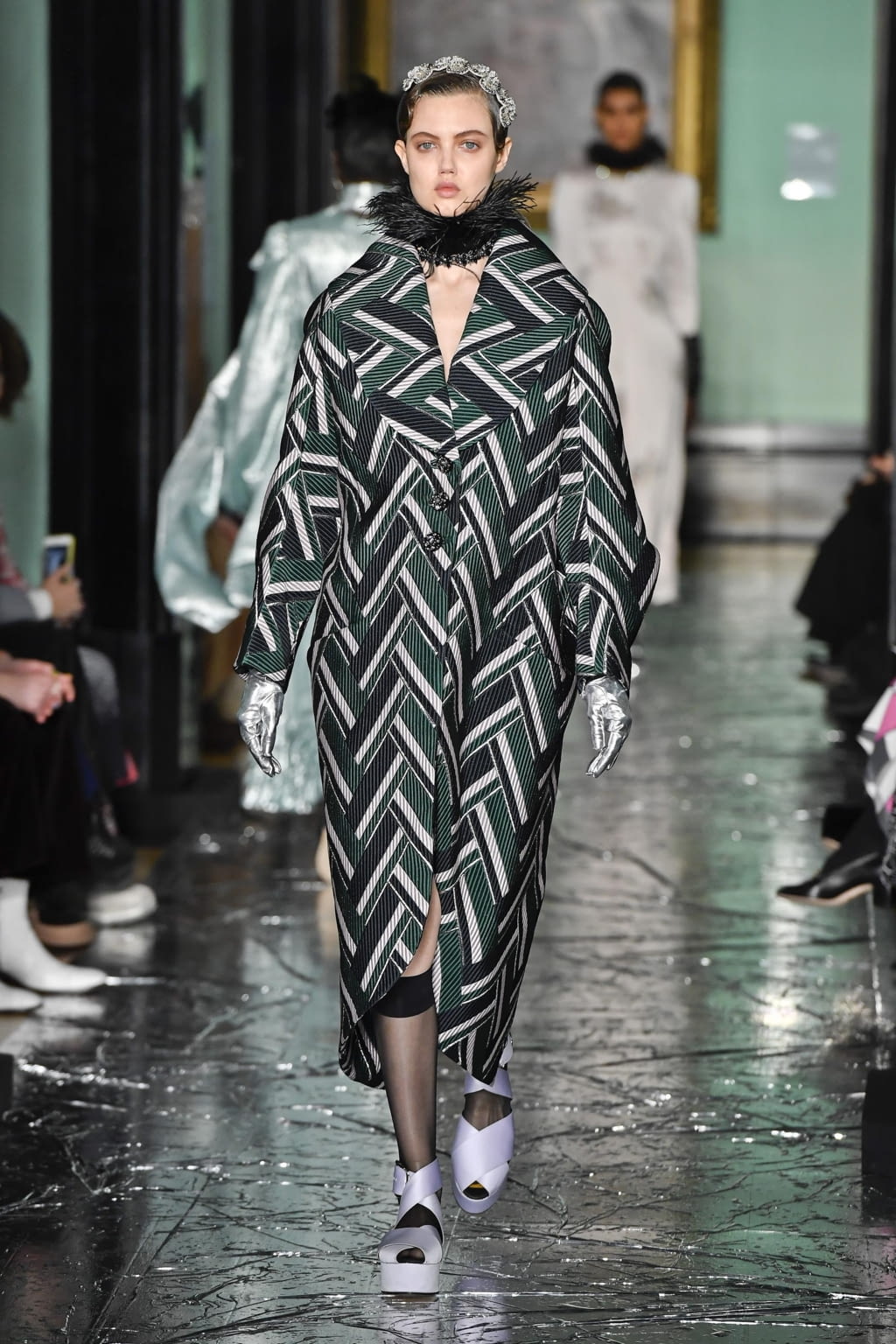 Fashion Week London Fall/Winter 2020 look 16 from the Erdem collection 女装