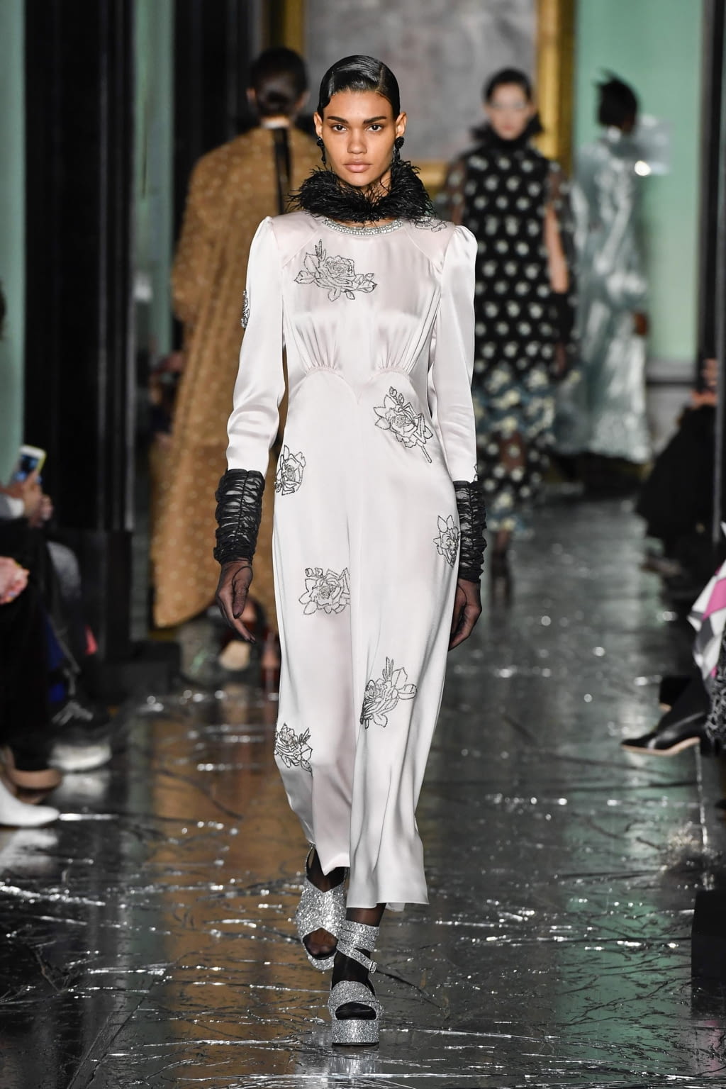 Fashion Week London Fall/Winter 2020 look 17 from the Erdem collection 女装