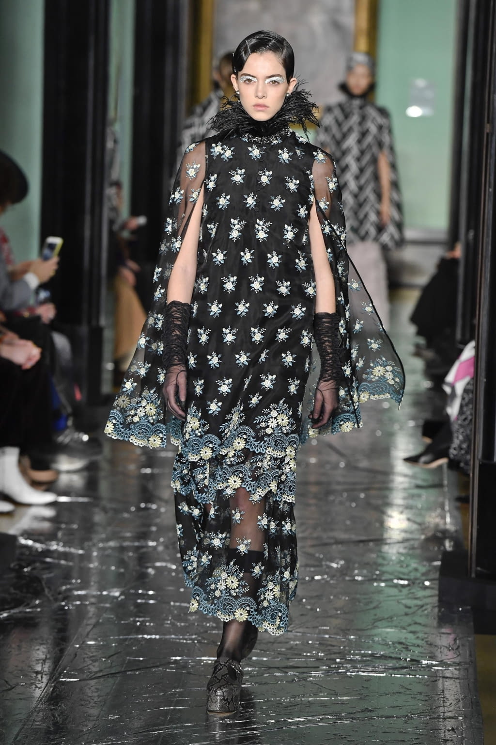 Fashion Week London Fall/Winter 2020 look 18 from the Erdem collection 女装