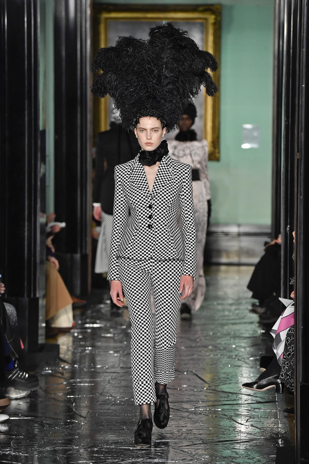 Fashion Week London Fall/Winter 2020 look 22 from the Erdem collection 女装