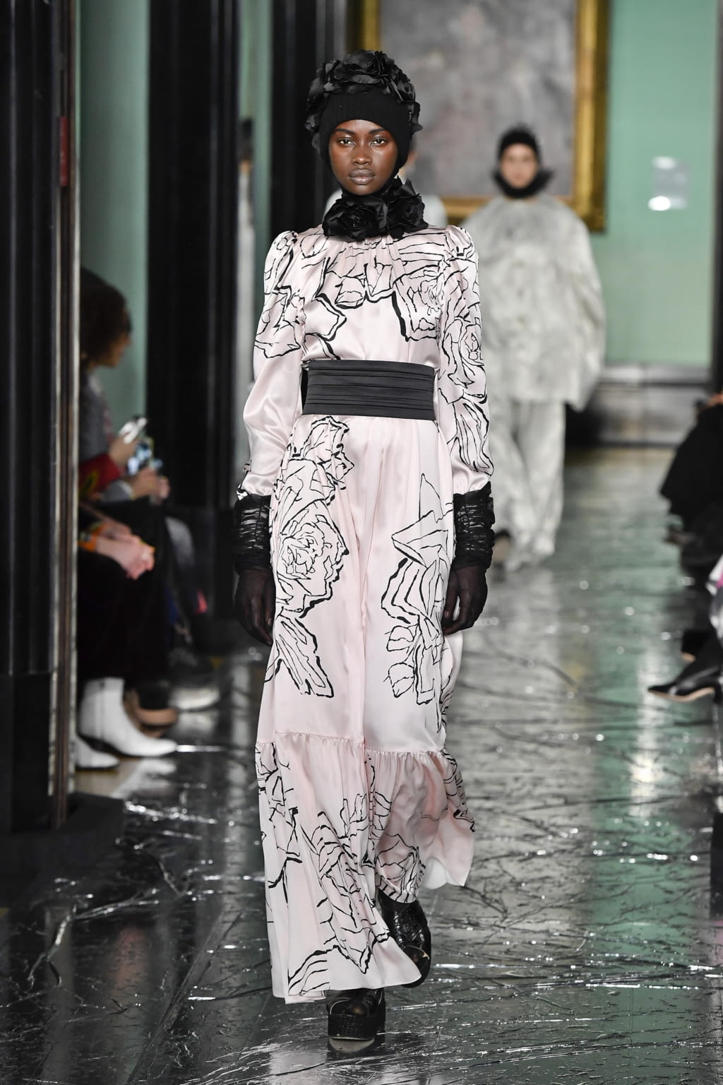 Fashion Week London Fall/Winter 2020 look 23 from the Erdem collection 女装