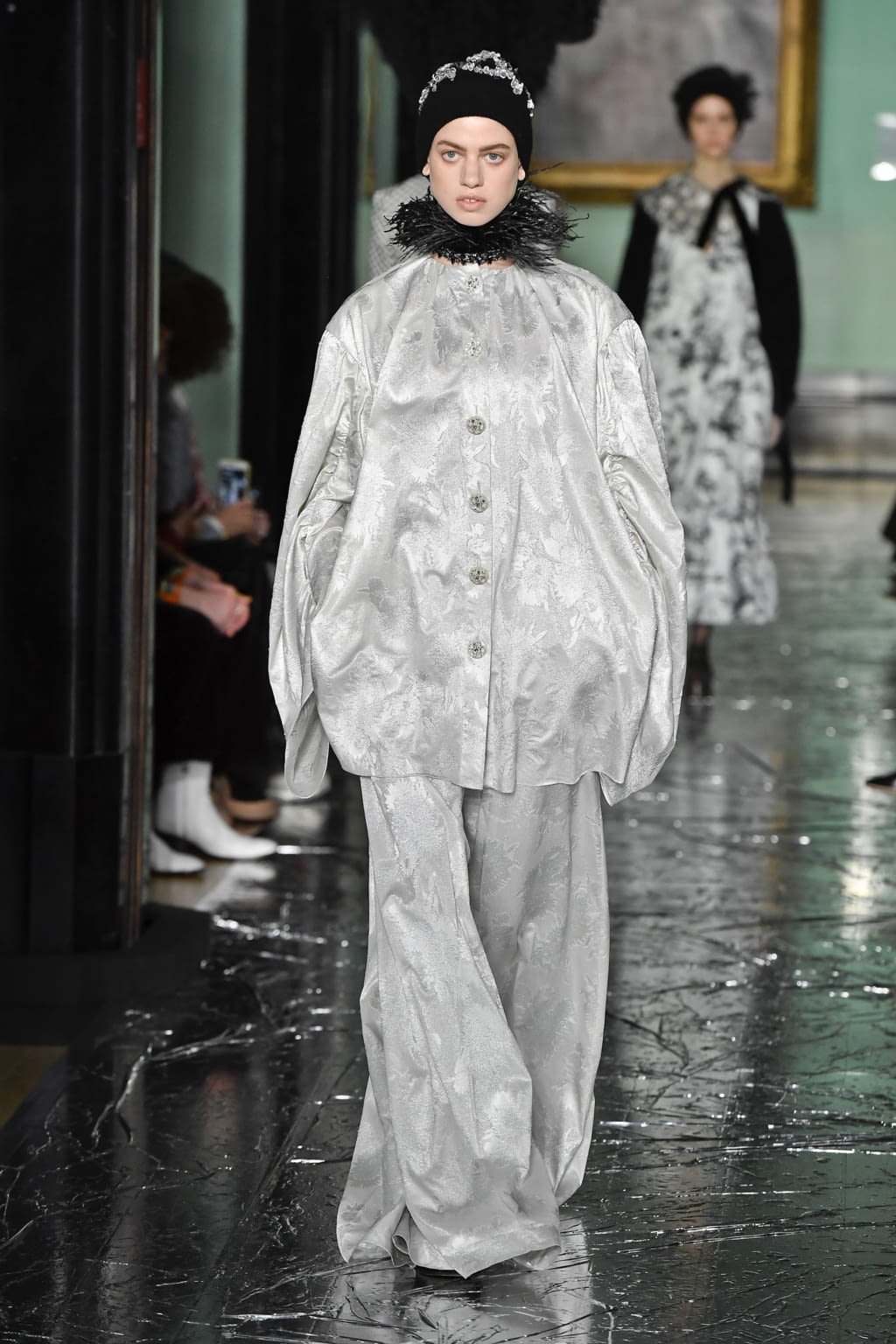 Fashion Week London Fall/Winter 2020 look 24 from the Erdem collection 女装