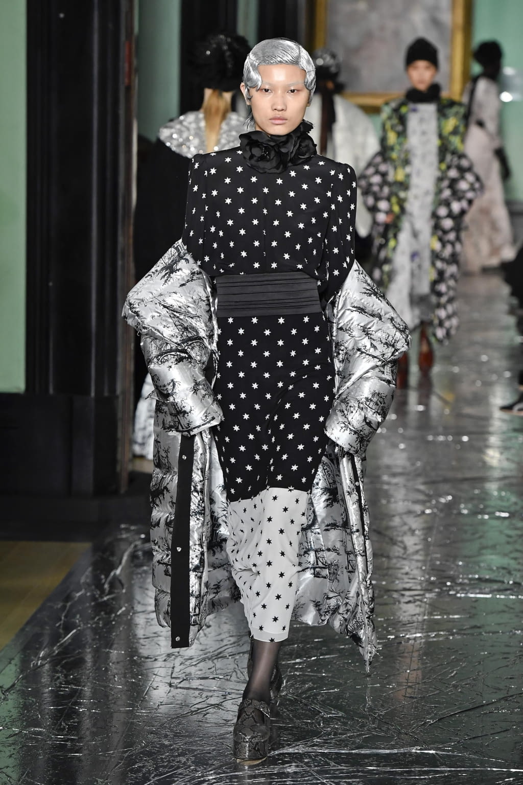 Fashion Week London Fall/Winter 2020 look 26 from the Erdem collection 女装