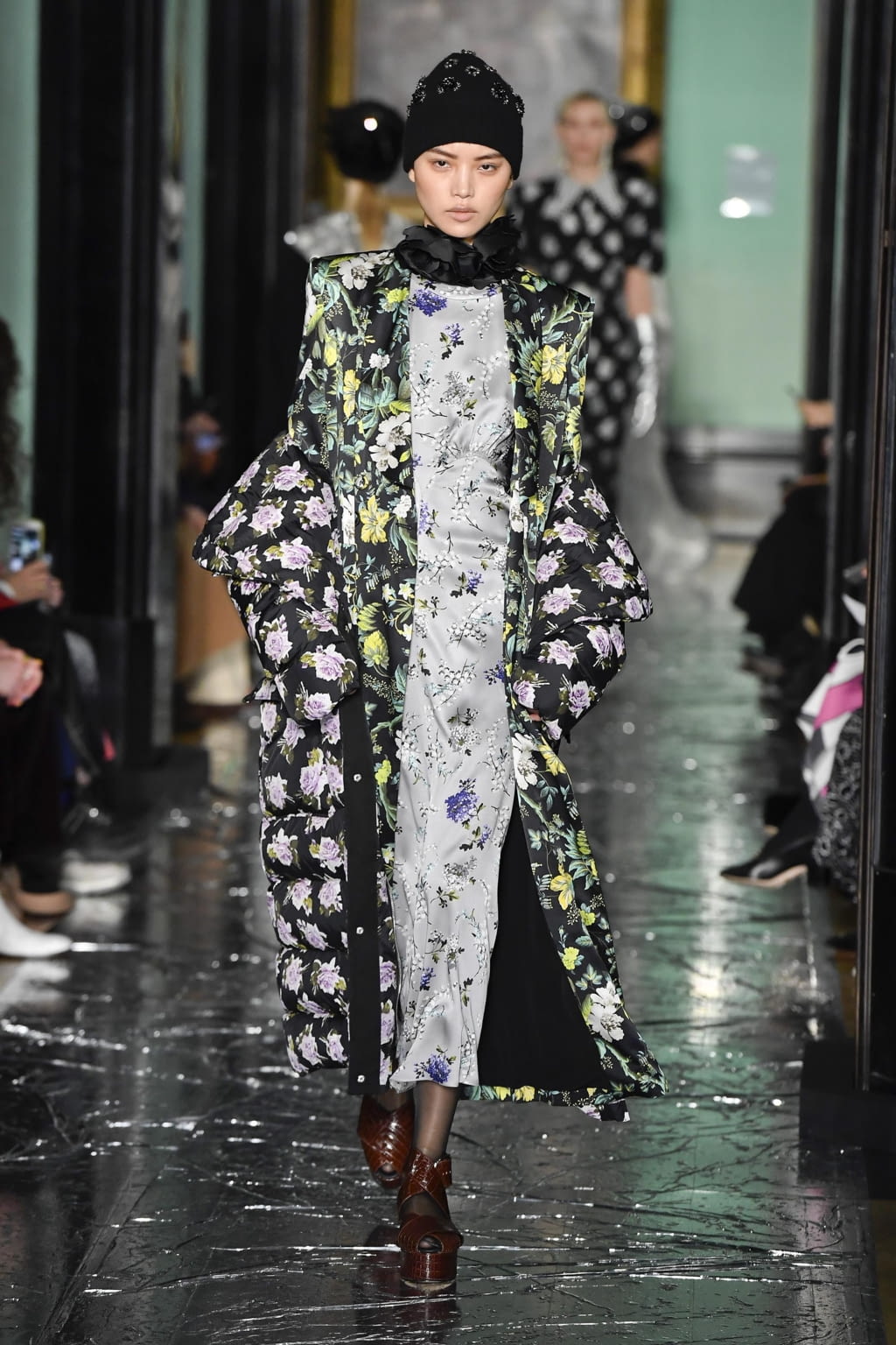 Fashion Week London Fall/Winter 2020 look 27 from the Erdem collection 女装