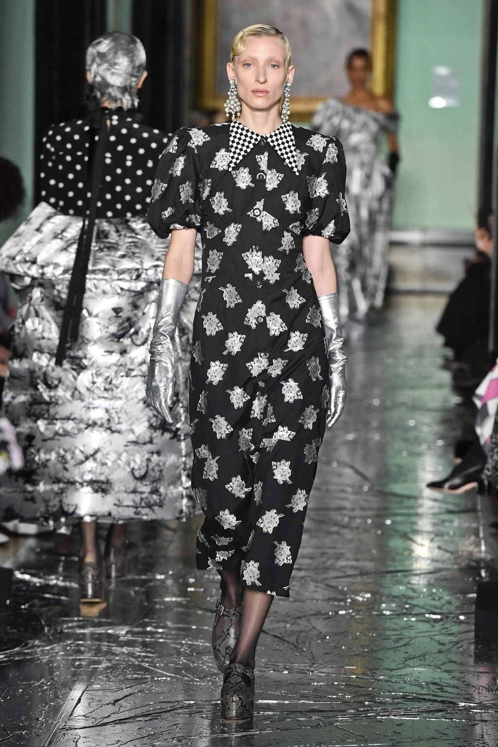 Fashion Week London Fall/Winter 2020 look 28 from the Erdem collection 女装