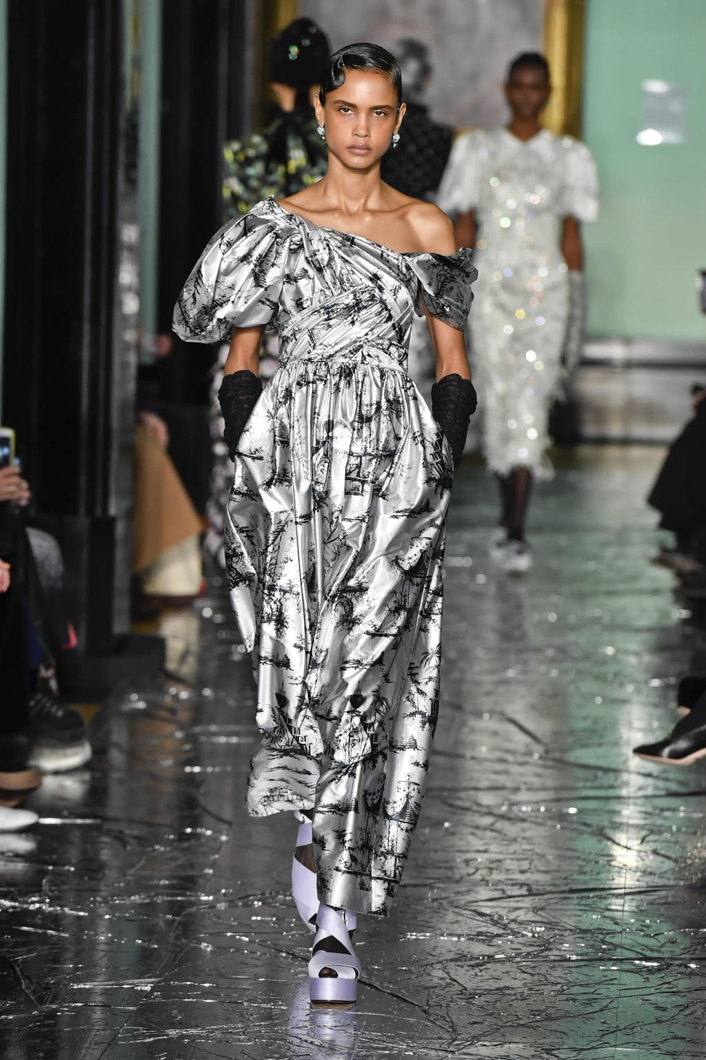 Fashion Week London Fall/Winter 2020 look 29 from the Erdem collection 女装