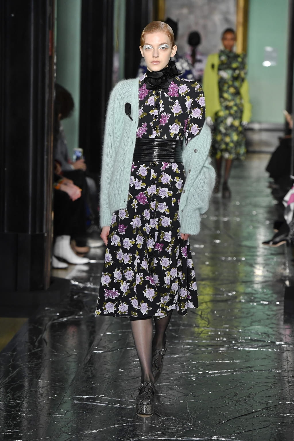 Fashion Week London Fall/Winter 2020 look 37 from the Erdem collection 女装